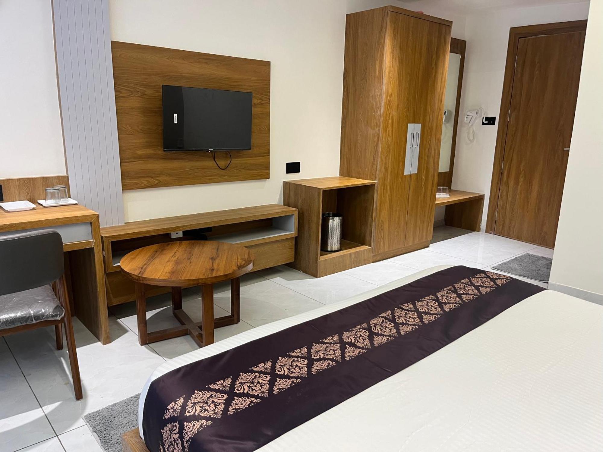 Hotel Royal Empire Gandhinagar Exterior photo
