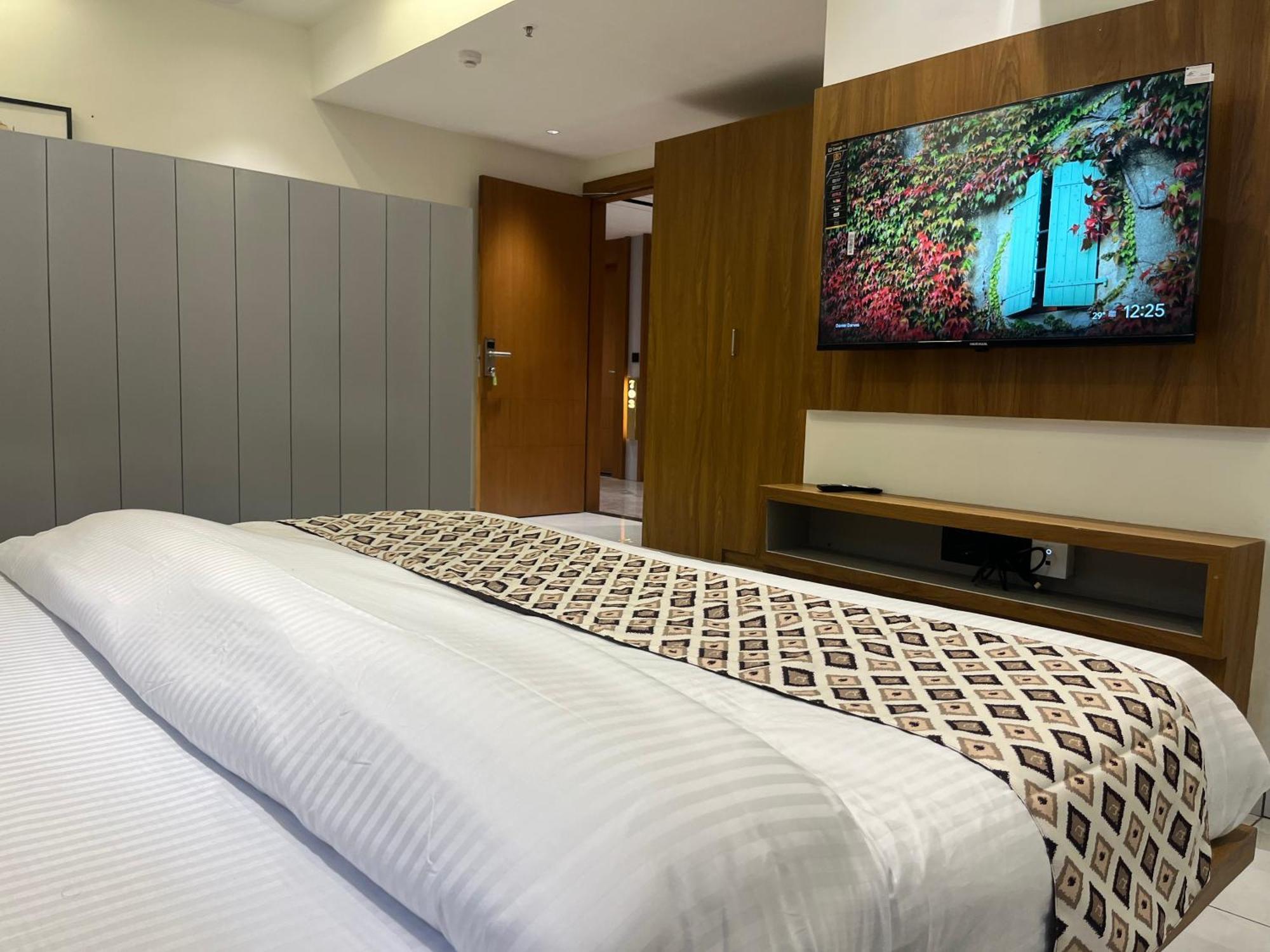 Hotel Royal Empire Gandhinagar Exterior photo