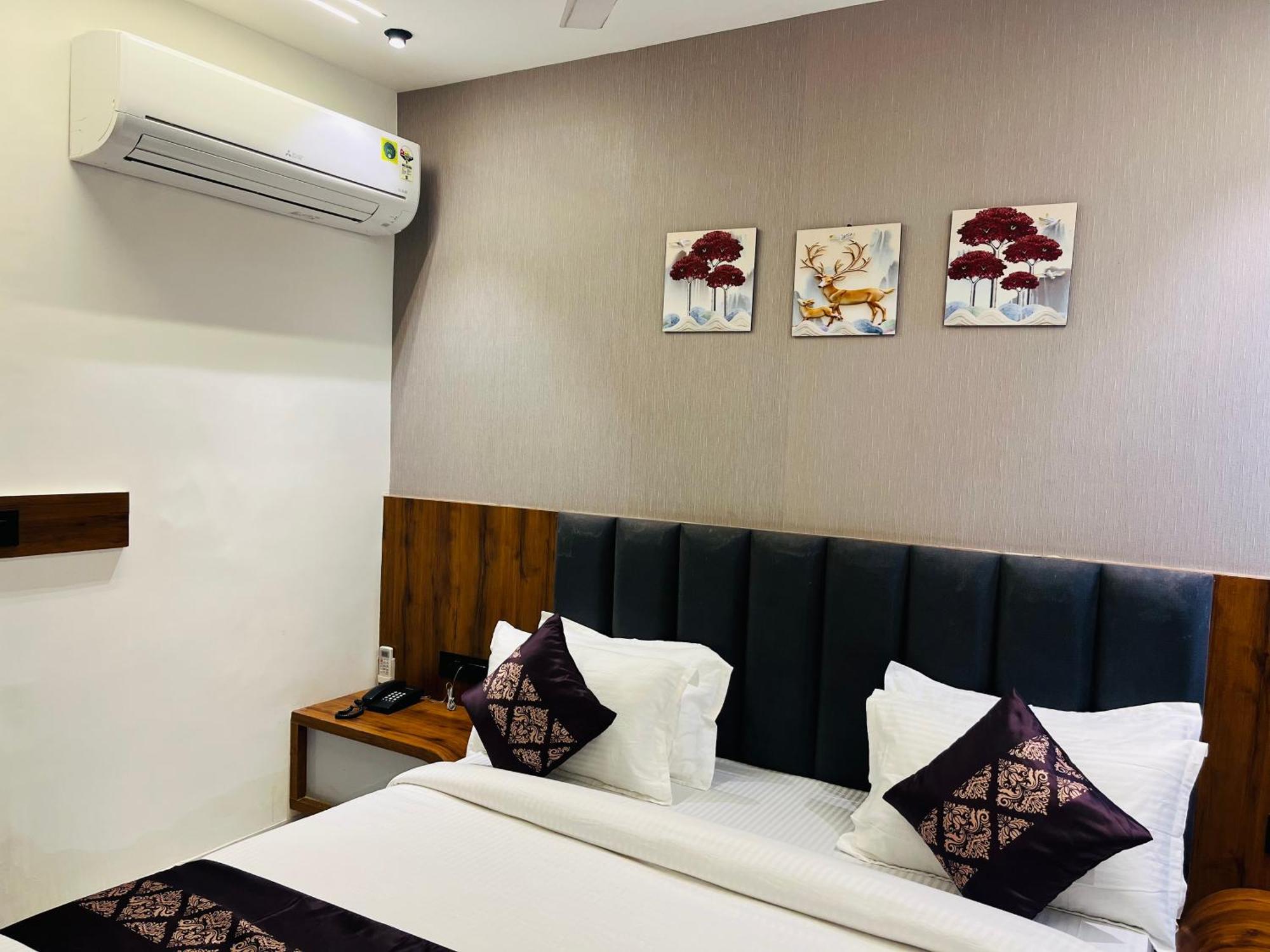 Hotel Royal Empire Gandhinagar Exterior photo